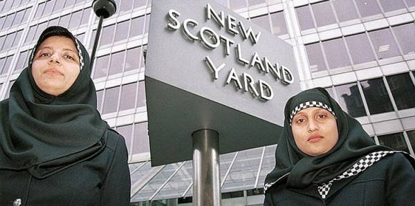 قريبًا في بريطانيا.. شرطيات يرتدين البرقع الإسلامي أثناء دوامهن الرسمي