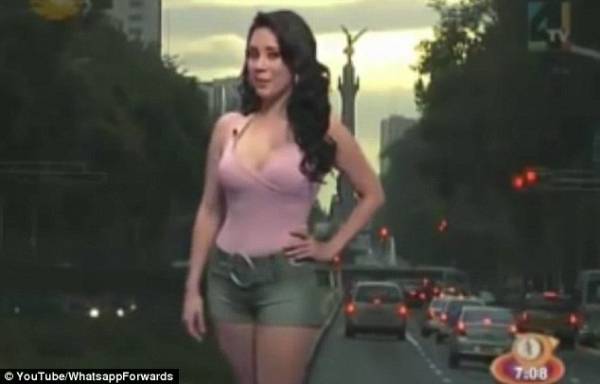 مٌقدمة نشرة جوية تثير غضب المتابعين بالقميص الزهري والشورت القصير!«فيديو»