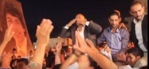 نضال الحياري على الاكتاف في زفة بلقاوية.. وهذه ابرز الهتافات!!