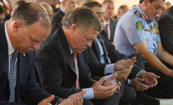 الملك يؤدي صلاة العيد في مسجد قصر الهاشمية