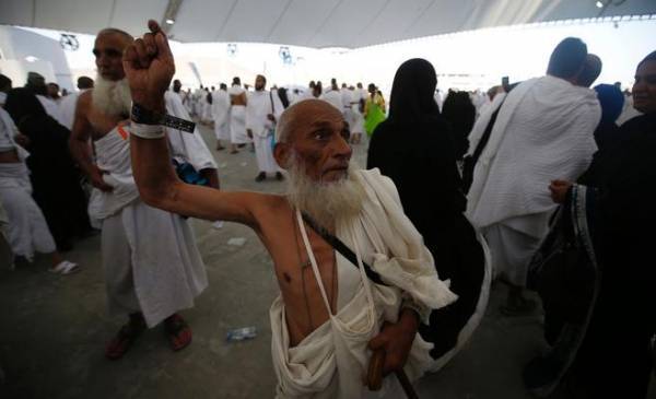 الحجاج يبدأون رمي جمرة العقبة الكبرى (صور)