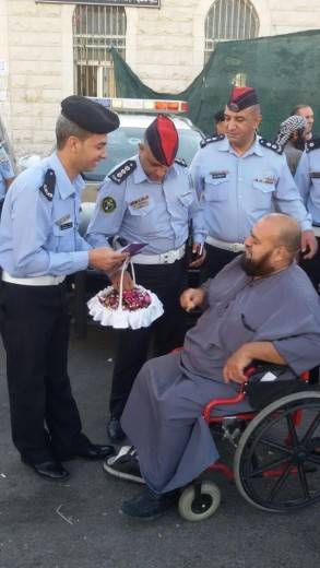 رجال السير يوزعون الحلوى على المواطنين(صور)