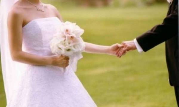 بالفيديو.. عروسان يصعدان لمنزلهما بـالونش.. والسبب!!