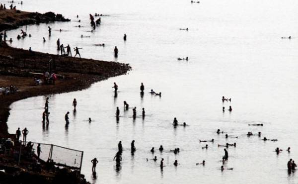 وفاة أربعينية غرقا في شاطىء سياحي بالبحر الميت