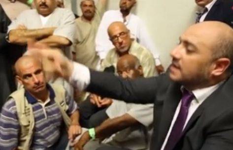 حجاج غاضبون يهاجمون وزير الأوقاف.. وعربيات يرد: نمت على حذائي!