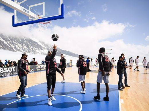 بالفيديو والصور .. مباراة كرة سلة مثيرة للإعجاب على قمم جبال الألب