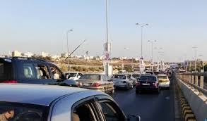 مترشح يغلق طريق مادبا الغربي