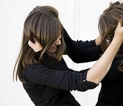 محاولة اعتداء على مرشحة في الدائرة الخامسة من قبل اعضاء بقائمتها لمنعها من الحديث!