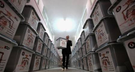 تسليم صناديق الاقتراع للدوائر الانتخابية