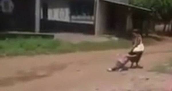 في مشهد صادم ..أم تسحب ابنتها المعاقة من شعرها أمام المارة فيديو