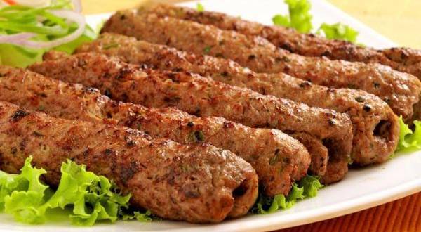 بالصور...ضبط مطعم يعد الكباب من الجلود والشبط وبقايا اللحوم!!!