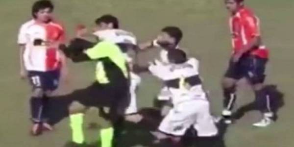 فيديو.. لاعب أرجنتيني يوجه لكمات للحكم احتجاجا على طرده!