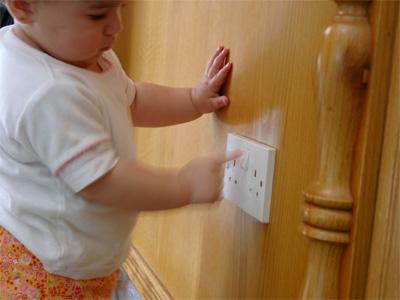 وفاة طفل بصعقة كهربائية في الشونة الشمالية