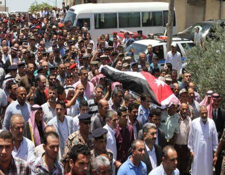 شاهد بالفيديو.. تشييع جثمان الشهيد سعيد العمرو في الكرك