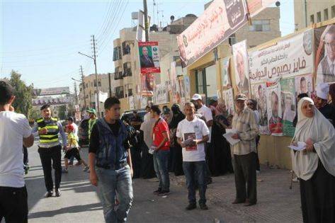 رجال أمن بلباس مدني أمام مراكز الاقتراع