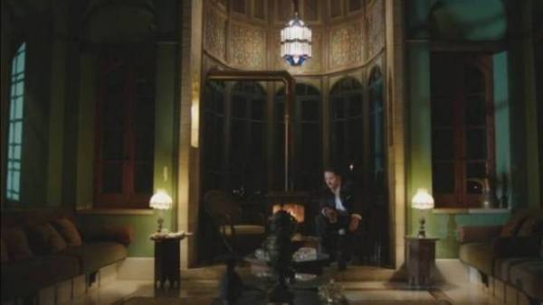 بالفيديو: إبن رامي عياش يعزف على البيانو برجليه