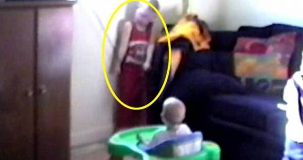 كانت هذه الأم تصور أطفالها عندما شاهدت شيئاً رهيباً جمّد الدم في عروقها!