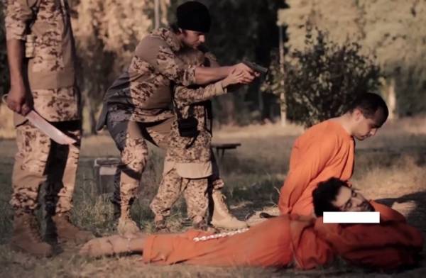 الأكثر دموية.. إصدار لـداعش الارهابي يوثق إعدام مروع لـ عراقيين  صور +18