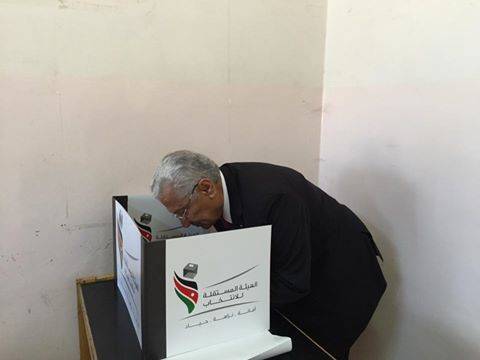 شاهد بالصور ...لمن ادلى رئيس الوزراء الأسبق عبدالله النسور بصوته في السلط؟؟