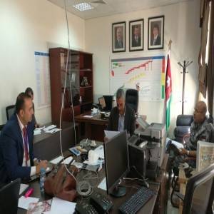 مرشح يتدخل بالناخبين للتأثير على توجهاتهم الانتخابية