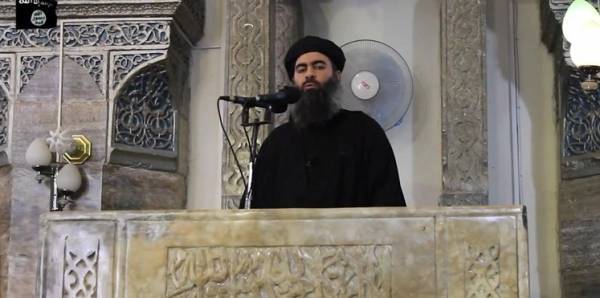 زعيم داعش  الارهابي أبو بكر البغدادي يتجول في الموصل (صورة)