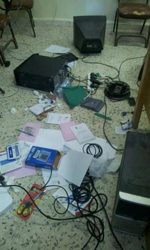 بالصور... تكسير صندوق 108 في مركز رجم الشامي في بدو الوسط والامن يخرج المراقبين