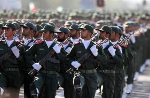 إيران تجري أكبر استعراض عسكري قرب الخليج العربي (صور)