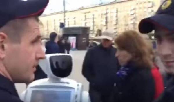 بالفيديو.. القبض على روبوت هرب إلى الشارع