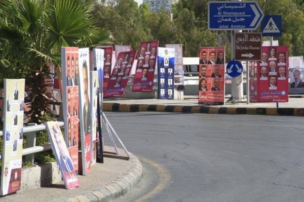 عمال الوطن والمرشحون يتسابقون على ازالة الدعاية الانتخابية