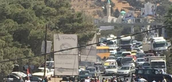 أنصار مرشح يغلقون طريق عمان السلط بالإطارات المشتعلة... شاهد الصور