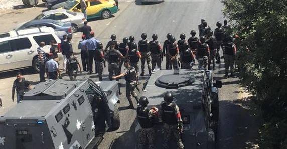 انصار  النائب السابق محمود الخرابشة يحرقون مكتب المستقلة ويغلقون الطرق بالاطارات المشتعلة فيديو وصور