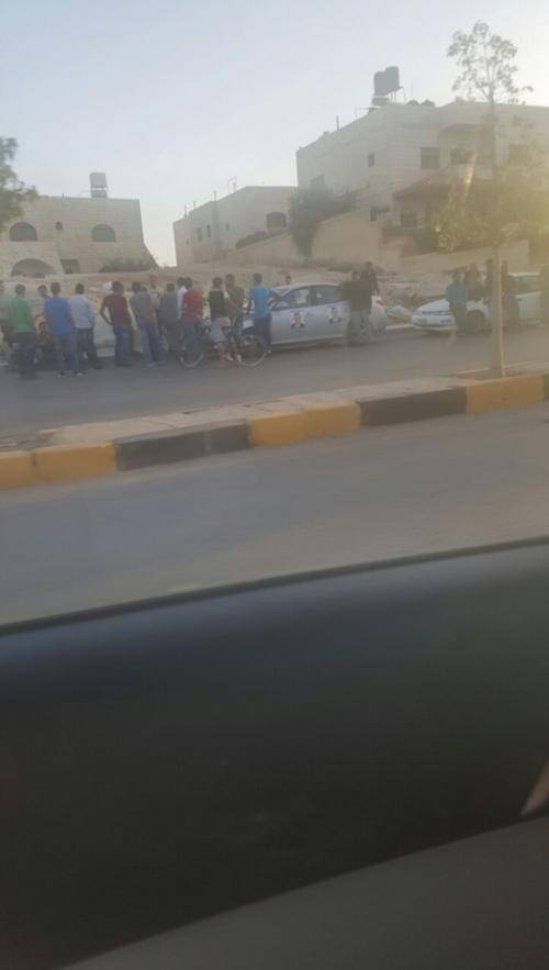 أنصار مرشح يغلقون شارعا بالزرقاء الجديدة