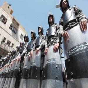 أنصار مرشح بالزرقاء يحتجون.. والدرك يطلق قنابل الغاز