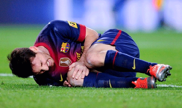 الإصابة تداهم ميسي وبرشلونة يعلن فترة غيابه