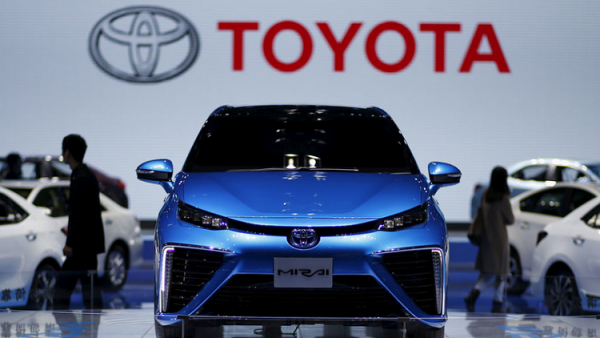 تويوتا تستخدم الفضلات البشرية لتشغيل سيارتها الكهربائية الجديدة