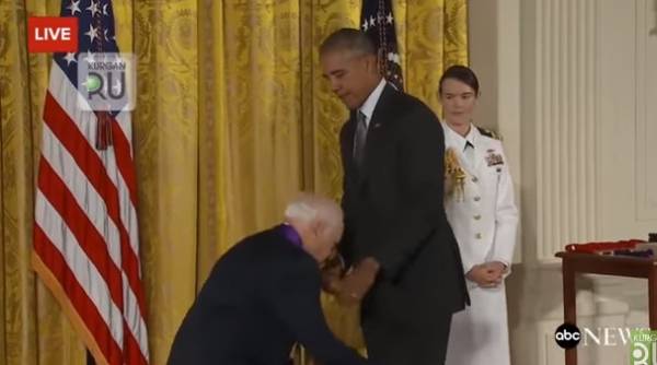 فيديو طريف.. حاول تجريد أوباما من سرواله على الهواء!