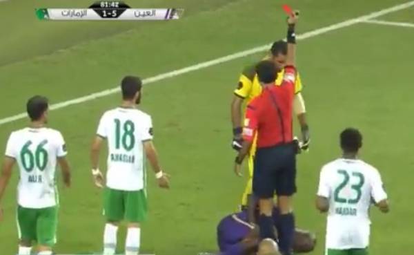 حارس الإمارات يعتدي بطريقةٍ وحشية على لاعب بعد مراوغته بطريقة ساخرة!