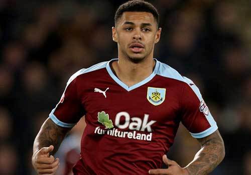 إيقاف مهاجم بيرنلي الإنجليزي أربع مباريات بسبب كراهيته للمثليين