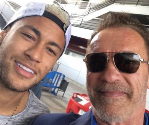 ارنولد شوارزنيجر يزور تدريبات برشلونة ويلتقط الصور التذكارية