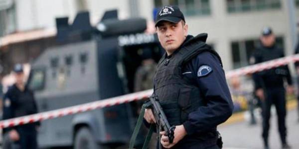 مدعٍ عام تركي يُفاجأ بوضع الكلبشات بيده في حفل زفافه.. فما قصته؟