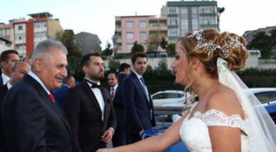بالفيديو ...رئيس وزراء تركيا يوقف موكبه لتهنئة عروسين