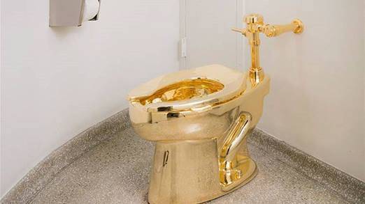مرحاض من الذهب (عيار 18 قيراطاً) في نيويورك بالولايات المتحدة.