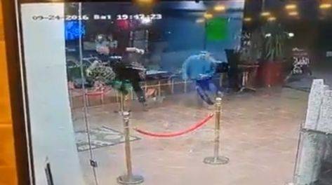 فيديو صادم.. شخصان ينجوان من موت محقق بإربد ‎بعد اقتحام مركبة 3 محال