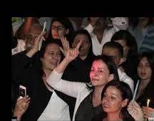 مسيحيون يقرأون الفاتحة أمام مبنى قصر العدل  فليسمع العالم كم نحن شعب متعايش .. شاهد الفيديو