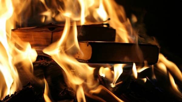 معان : حرق المناهج الجديدة ... فيديو