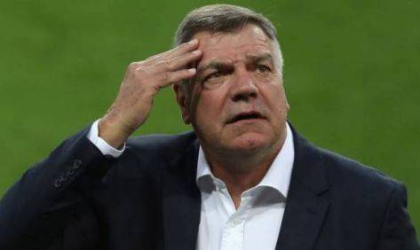 إقالة مدرب منتخب إنجلترا بسبب رشاوي وعمولات