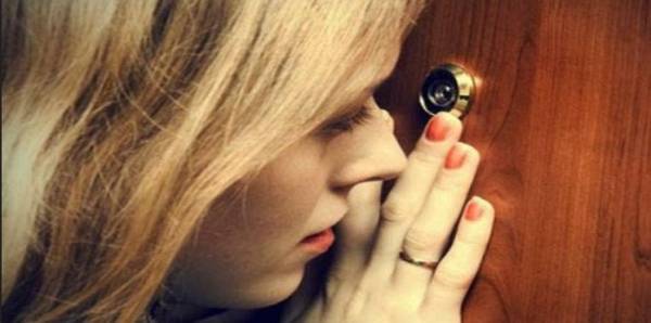 سيدة تعود لمنزلها لتجد لصين يمارسان الجنس على أريكتها (صور)