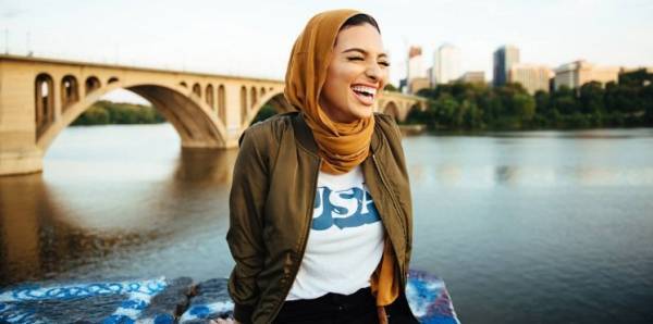 ما سر ظهور الفتاة المحجبة على صدر أشهر مجلة إباحية في العالم؟ (صور وفيديو)