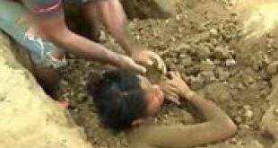 شاهد بالفيديو: عائلة تدفن ابنتها في حديقة المنزل وهي حية..!