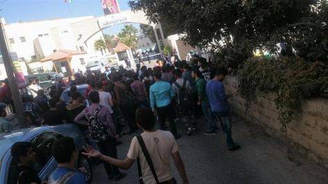 طلبة التوجيهي الصناعي يعتصمون أمام التربية (صور وفيديو)